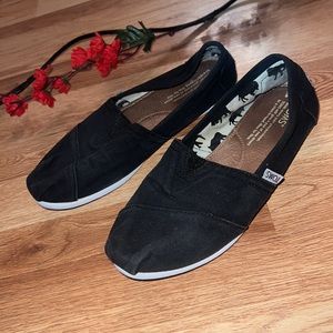 Black Canvas TOMS Alpargatas (size 6.5 womens)